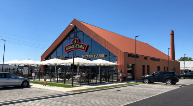 Restaurant avec bar qui diffuse pour voir un match sur Louvroil