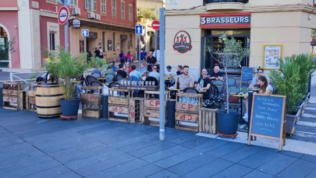 Bar restaurant qui diffuse pour voir un match sur Nice
