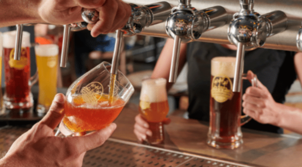 Restaurant avec bar qui diffuse pour voir un match sur Nîmes